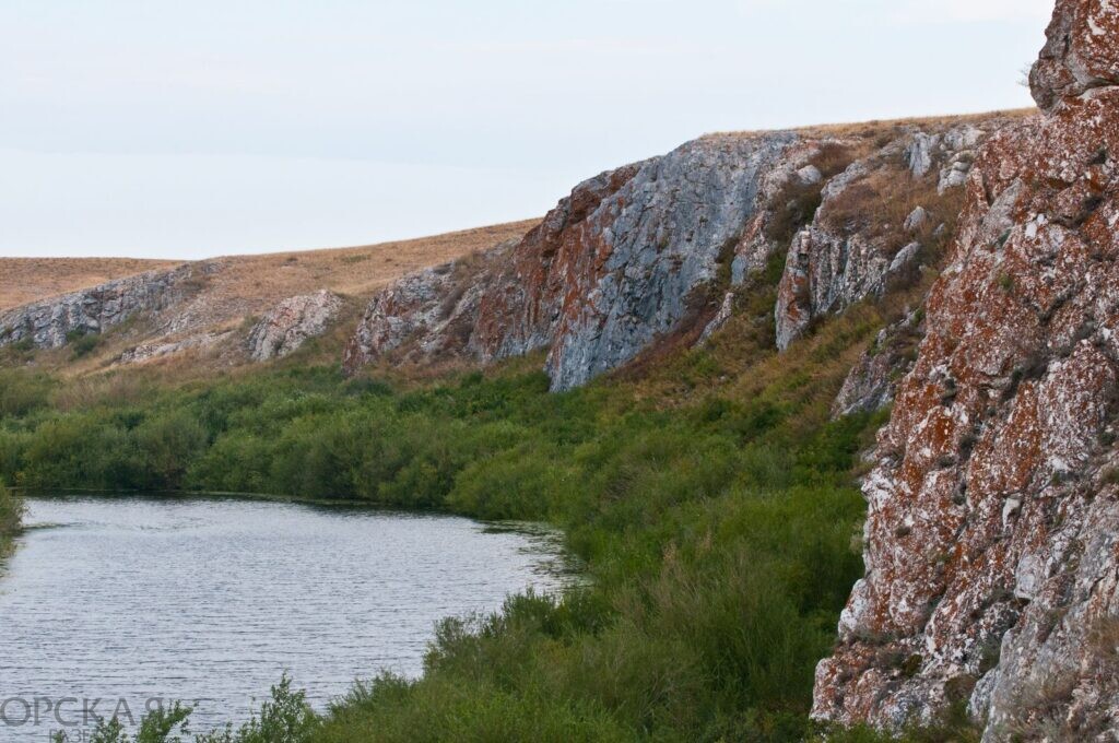 Мраморный утес на реке Суундук – самый крупный естественный выход айдырлинского мрамора