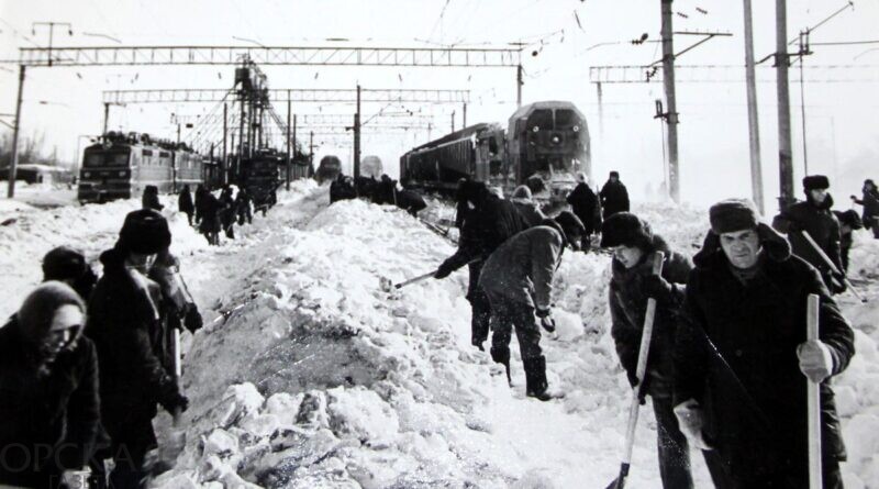 Железнодорожные пути после обильного снегопада приходилось расчищать всем миром (снимок из архива семьи Кокуркиных)