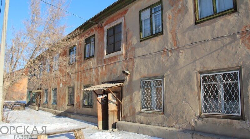 Дом № 6 в Невском переулке был построен еще в 1935 году. По ночам в квартирах можно услышать треск обоев, который, вероятно, связан с образованием трещин в стенах
