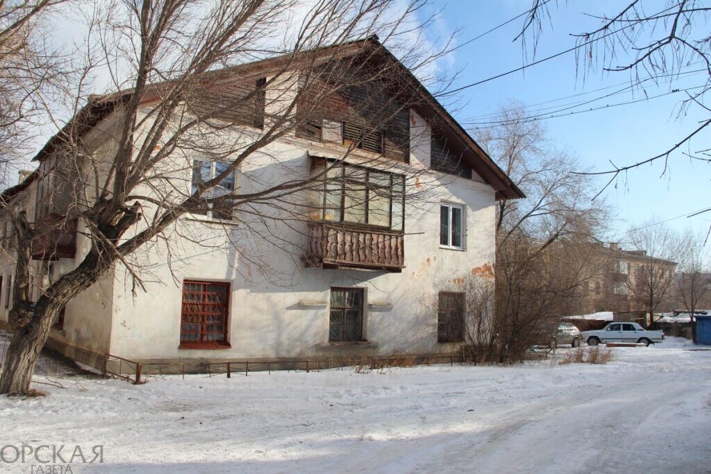 Жители считают двухэтажку № 13 на ул. Суворова вполне пригодной для проживания. Но дом 1941 года постройки числится в реестре аварийного жилья