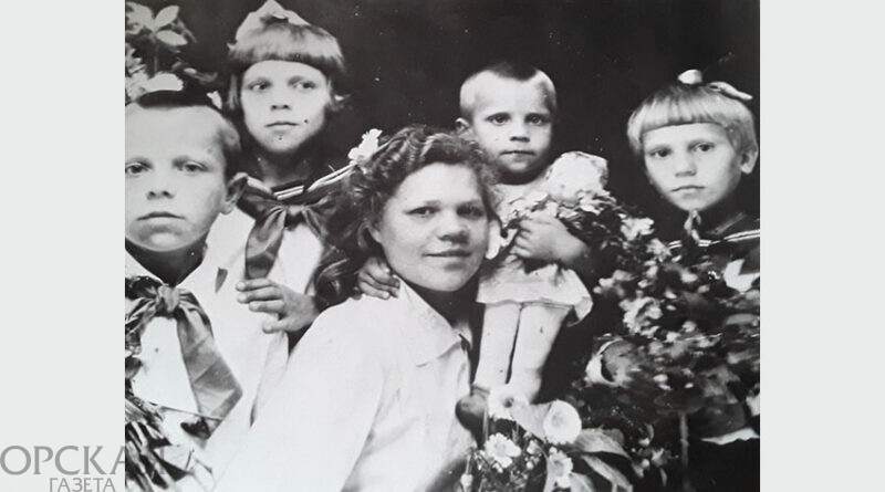 Дети Бирюлины в детском доме Кондрово. В центре – Настя, справа – Нина